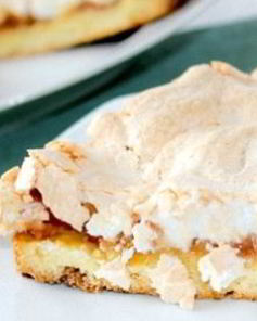 Шарлотка с яблоками и безе