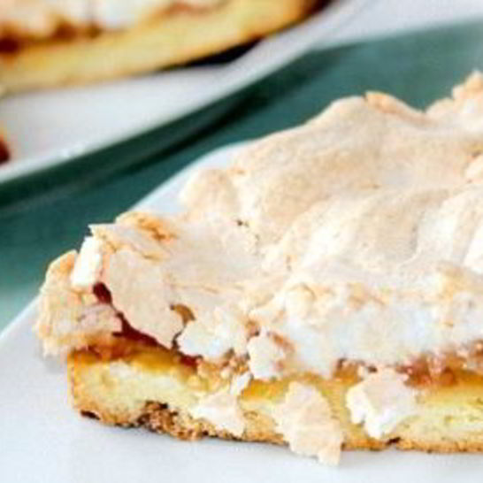 Рецепт шарлотки с яблоками и безе