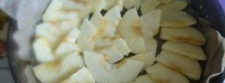 шарлотка с яблоками и изюмом. Шаг 5