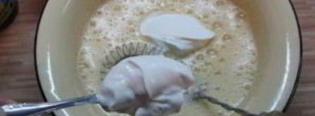 шарлотка со сметаной и яблоками. Шаг 3