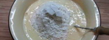 шарлотка со сметаной и яблоками. Шаг 4