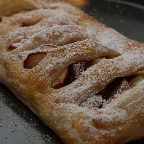 Рецепт быстрого яблочного штруделя с изюмом, миндалем и корицей