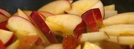 быстрый яблочный штрудель с изюмом, миндалем и корицей. Шаг 6