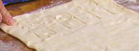 быстрый яблочный штрудель с изюмом, миндалем и корицей. Шаг 9