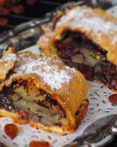 Штрудель с грушами, изюмом и маком