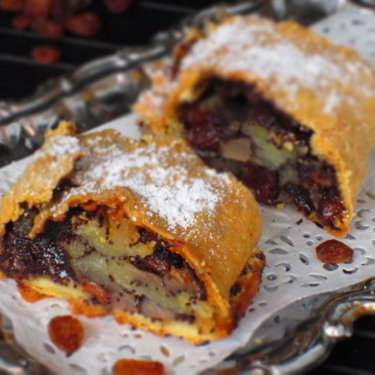 Рецепт штруделя с грушами, изюмом и маком