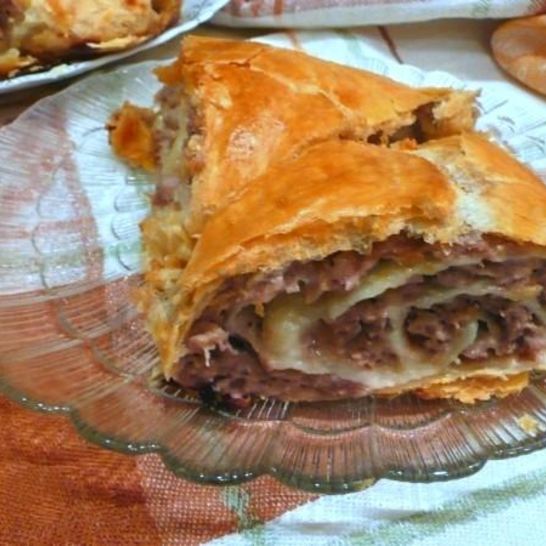 Рецепт штруделя с мясом из слоеного теста