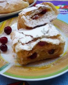 Штрудель с творожной начинкой из слоеного теста