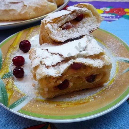 Рецепт штруделя с творожной начинкой из слоеного теста