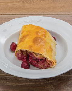 Штрудель с вишней, маскарпоне и миндалем