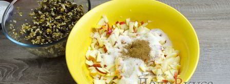 штрудель с яблоками, изюмом и грецкими орехами. Шаг 22