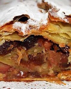 Яблочный штрудель с клюквой и сухофруктами