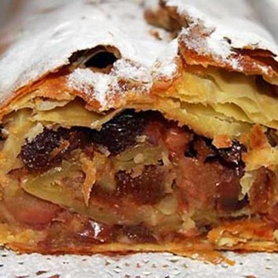 Рецепт яблочного штруделя с клюквой и сухофруктами