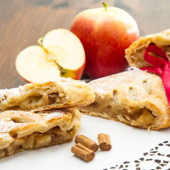 Рецепт яблочного штруделя с миндалем