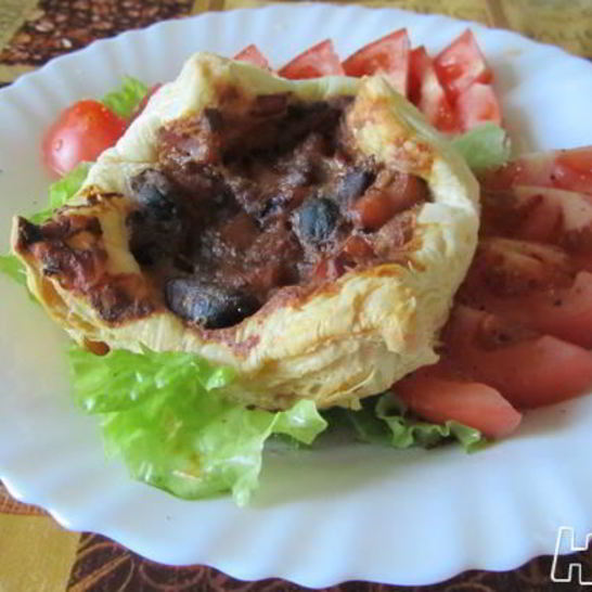 Рецепт слоеных конвертиков с морским коктейлем