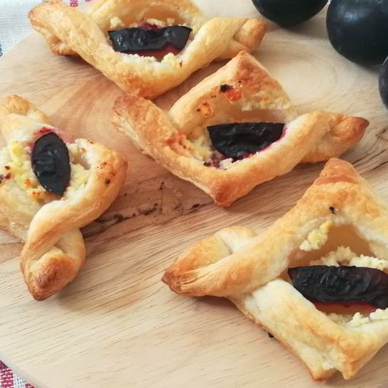 Рецепт слоек с творогом и сливой