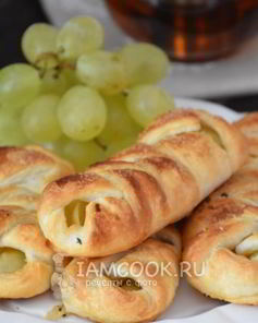 Слойки с виноградом