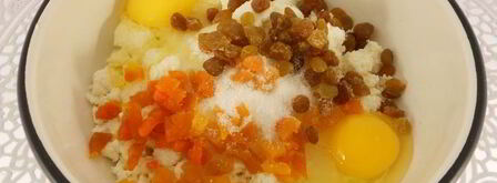 кокосовые сырники с изюмом и курагой. Шаг 3