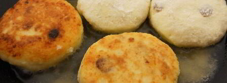 кокосовые сырники с изюмом и курагой. Шаг 6