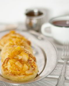 Сырники с апельсиново-яблочным соусом