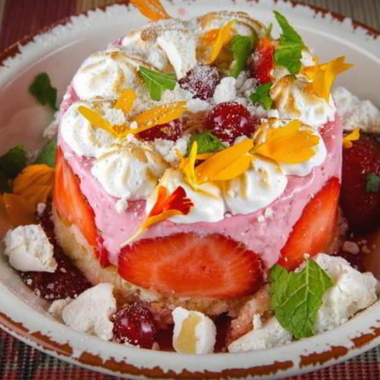 Рецепт клубничного сметанника с дымящей меренгой