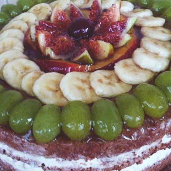 Рецепт торта ко дню рождениясо сливочно-творожным кремом и фруктами