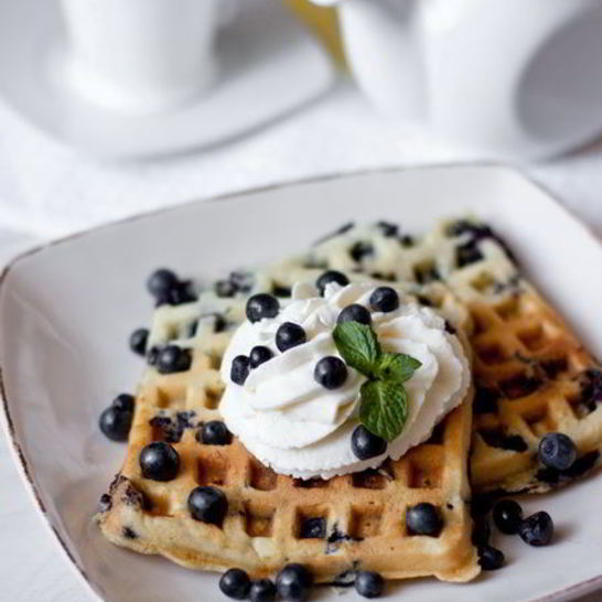 Рецепт черничных вафель на сметане