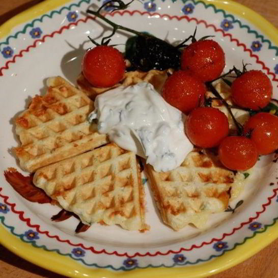 Рецепт сырных вафель с творогом и карамелизированными помидорами