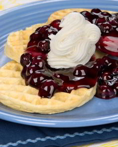 Вафли из пахты с миндально-вишневым соусом и взбитыми сливками