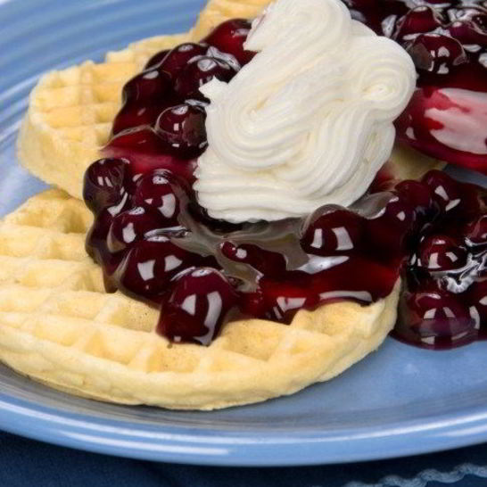 Рецепт вафель из пахты с миндально-вишневым соусом и взбитыми сливками