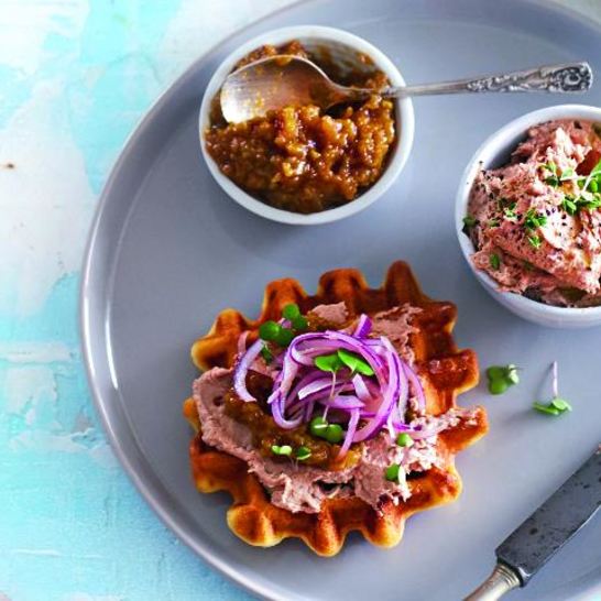 Рецепт вафель на простокваше с изюмом и паштетом из куриной печенки