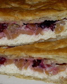 Выпечка из слоеного дрожжевого теста с творогом