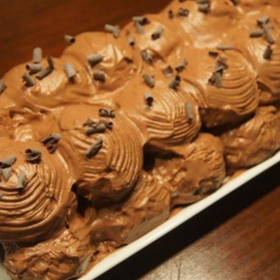 Рецепт новогоднего шоколадного торта-полена из профитролей