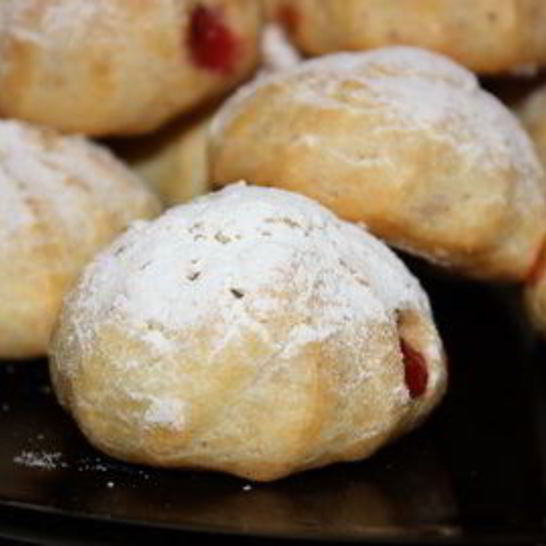 Рецепт профитролей с клубничной начинкой