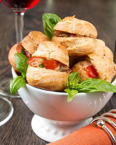 Профитроли с острым куриным салатом