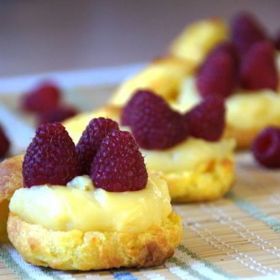 Рецепт профитролей с заварным кремом и малиной