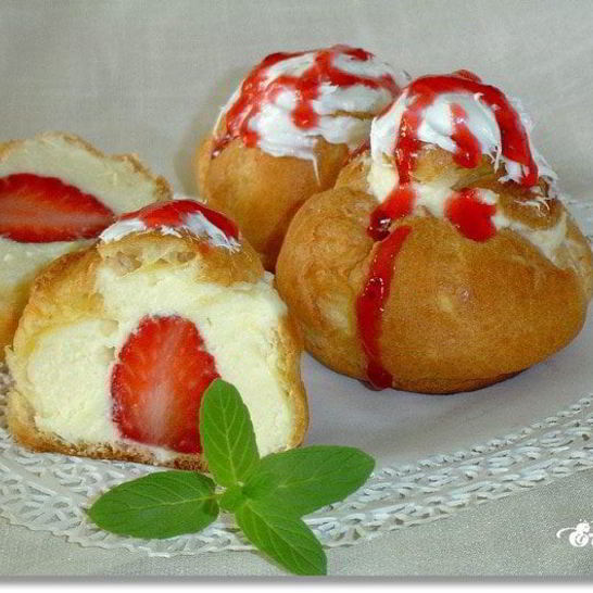 Рецепт эклеров с заварным творожным кремом и клубникой