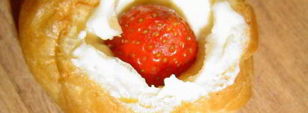 эклеры с заварным творожным кремом и клубникой. Шаг 11