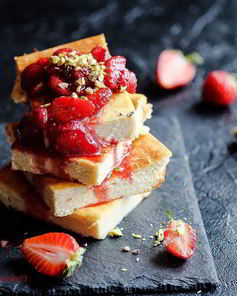 Творожная запеканка с ванилью, клубничным соусом и фисташками