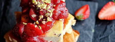 творожная запеканка с ванилью, клубничным соусом и фисташками. Шаг 8