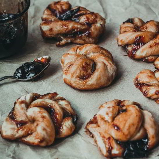 Рецепт крученых булочек с ягодным джемом