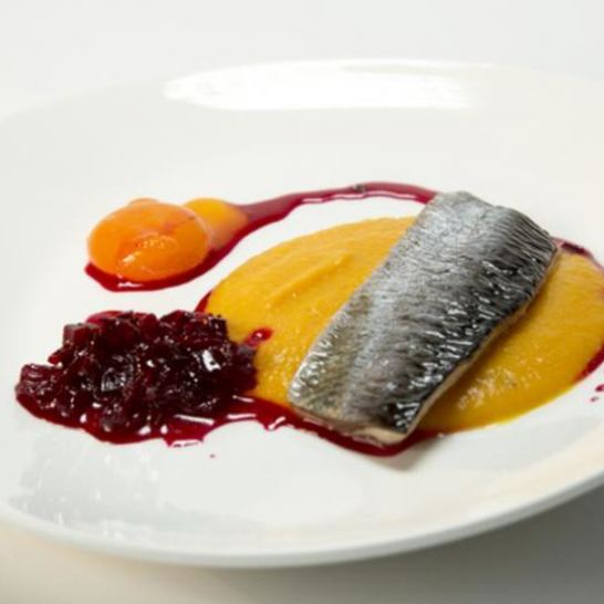 Рецепт сельди конфи с пармантье и свекольным джемом