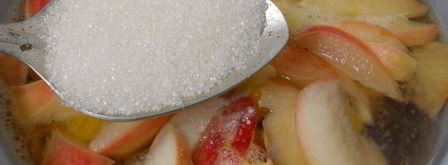 компот из слив и яблок с листьями малины. Шаг 3