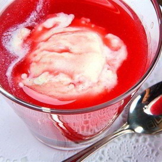 Рецепт компота из слив, малины и красного вина с ванильными взбитыми сливками