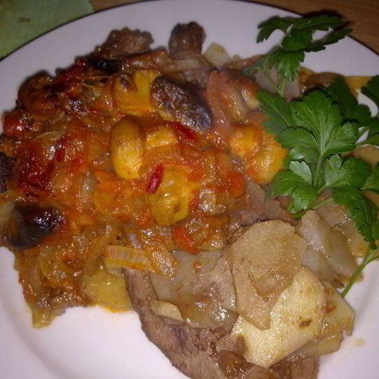 Рецепт баранины, запеченой под острым соусом из лечо