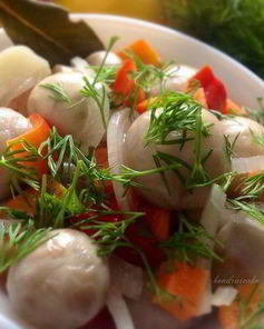 Быстрые маринованные шампиньоны с овощами