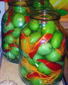 Маринованные зеленые помидоры шпигованные чесноком