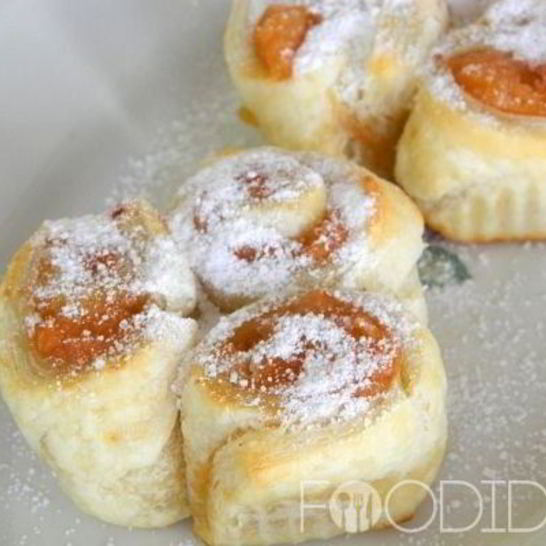 Рецепт булочек из слоеного теста с повидлом