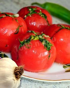 Малосольные помидоры с чесноком и зеленью