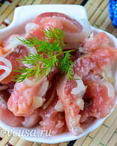 Соленая горбуша в масле с луком